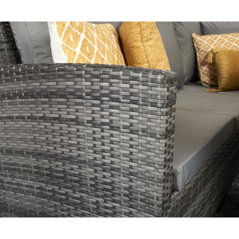 Detail of the sturdy powder-coated aluminum frame on the furniture.